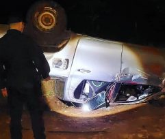 En un operativo se dio a la fuga y volcó, llevaba cigarrillos de contrabando en una camioneta robada