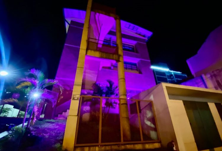 El edificio municipal se tiñó de color rosa apoyando la lucha contra el cáncer de mama