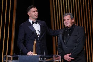 Dibu Martínez fue elegido mejor arquero del mundo en la gala del Balón de Oro