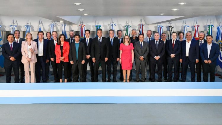 Massa consiguió el respaldo de 19 gobernadores de distintos espacios políticos