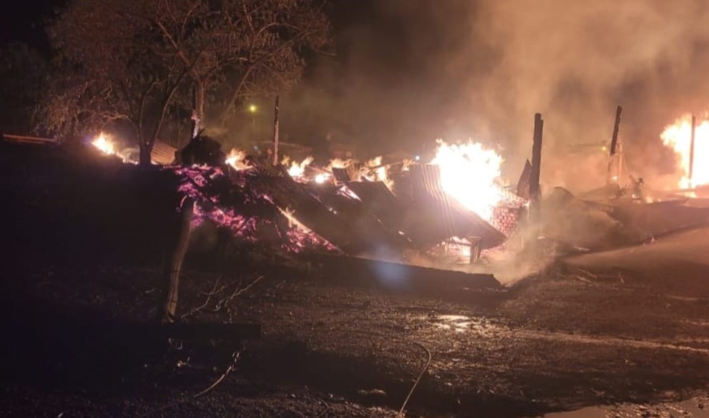 Esta madrugada se incendio un aserradero en Oberá, el fuego no dejo nada, no hubieron heridos