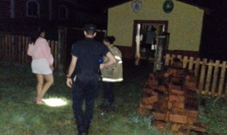 La Policía brindó asistencia humanitaria a las familias de Mártires afectadas por el temporal de vientos, lluvias y granizos