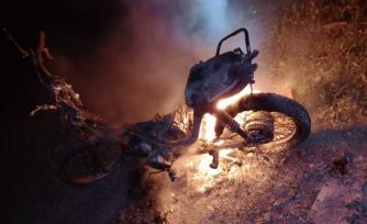 Una motocicleta, aparentemente abandonada, se incendió en plena vía pública