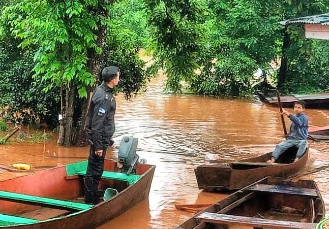 Por la crecida del río Uruguay la Policía reforzó la presencia de efectivos para colaborar en las evacuaciones