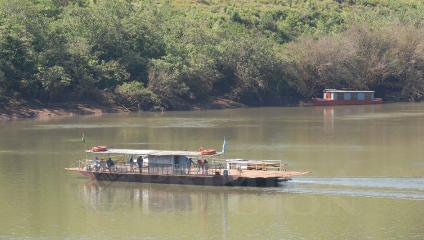 El paso fronterizo de El Soberbio – Porto Soberbo cerrado por la crecida del río Uruguay, también los paseos náuticos en el Moconá