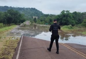 El Puente del Arroyo Ramón está cerrado por la crecida del agua superó el nivel del paso