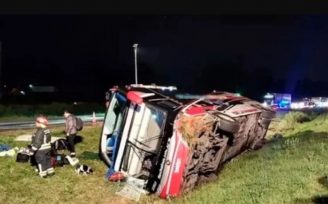 Volcó un micro de egresados que regresaba de Bariloche, hay 10 estudiantes heridos