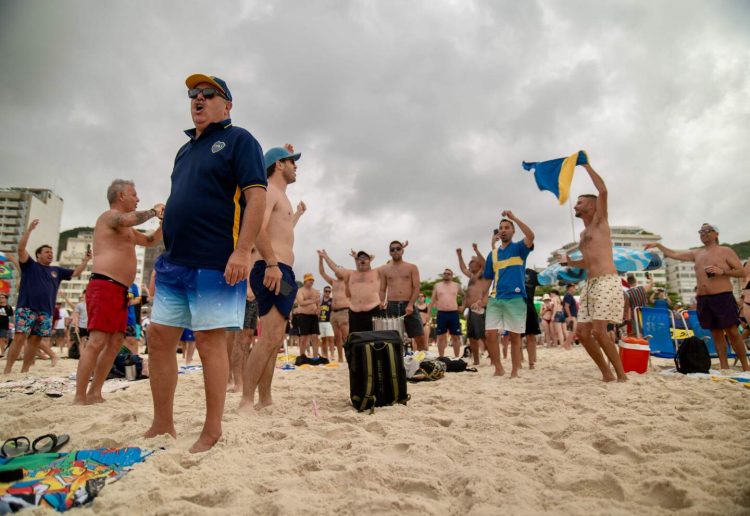 Enfrentamiento entre hinchas de Boca y Fluminense en Copacabana es reprimido por la policía