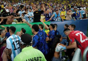 Los incidentes antes del clásico Argentina-Brasil, el Dibu Martínez intentó interceder ante los ataques de la policía Brasilera con los hinchas