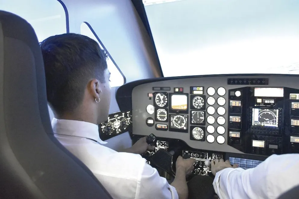 La escuela Epet 37 adquirió un simulador de vuelo para clases prácticas