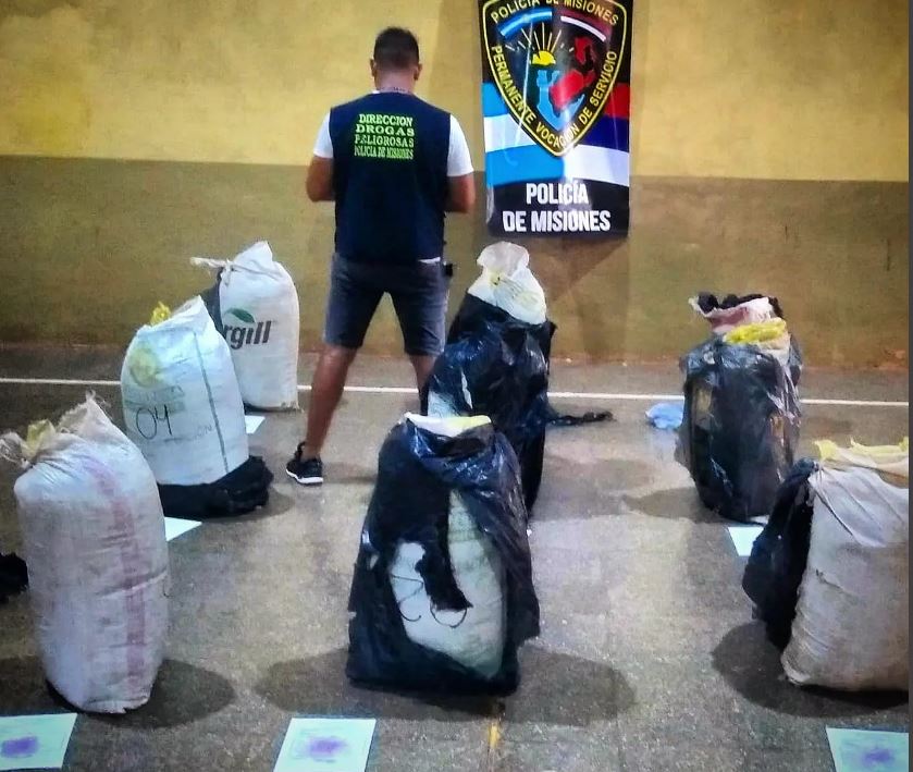 Agentes antinarcóticos incautaron cerca de 100 kilos droga acopiada a la vera de la ruta