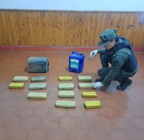 Oficiales de Gendarmería hallaron bidones con marihuana