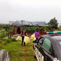 La Policía de Misiones realiza relevamientos y asiste a damnificados por las inclemencias climáticas