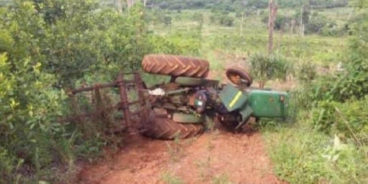 Un colono falleció tras volcar con su tractor