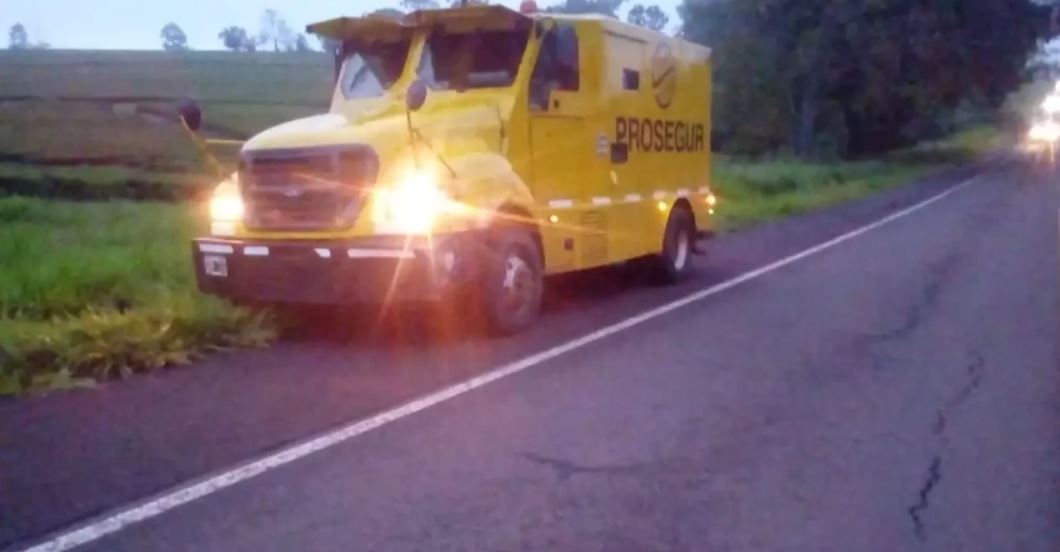 Se abrió la puerta de un camión de caudales en plena ruta 12 dejando una lluvia billetes