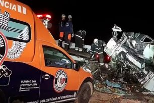 Tragedia en Brasil: al menos 25 muertos en un choque entre un micro turístico y un camión