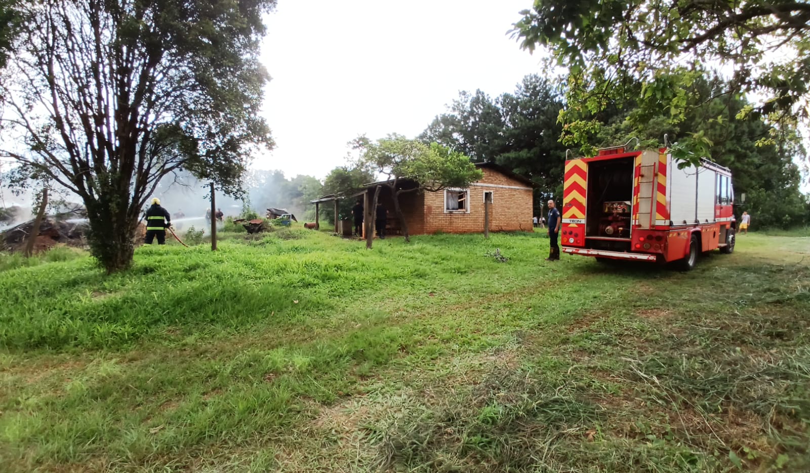 Bomberos Policiales y Voluntarios lograron sofocar el incendio de una vivienda deshabitada