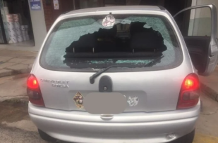 CAPIOVÍ: Agredió a su pareja y le destrozó el auto a piedrazos