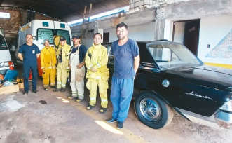 Los bomberos salvaron una chacra y en agradecimiento les donaron un auto clásico que será vendido para recaudar fondos