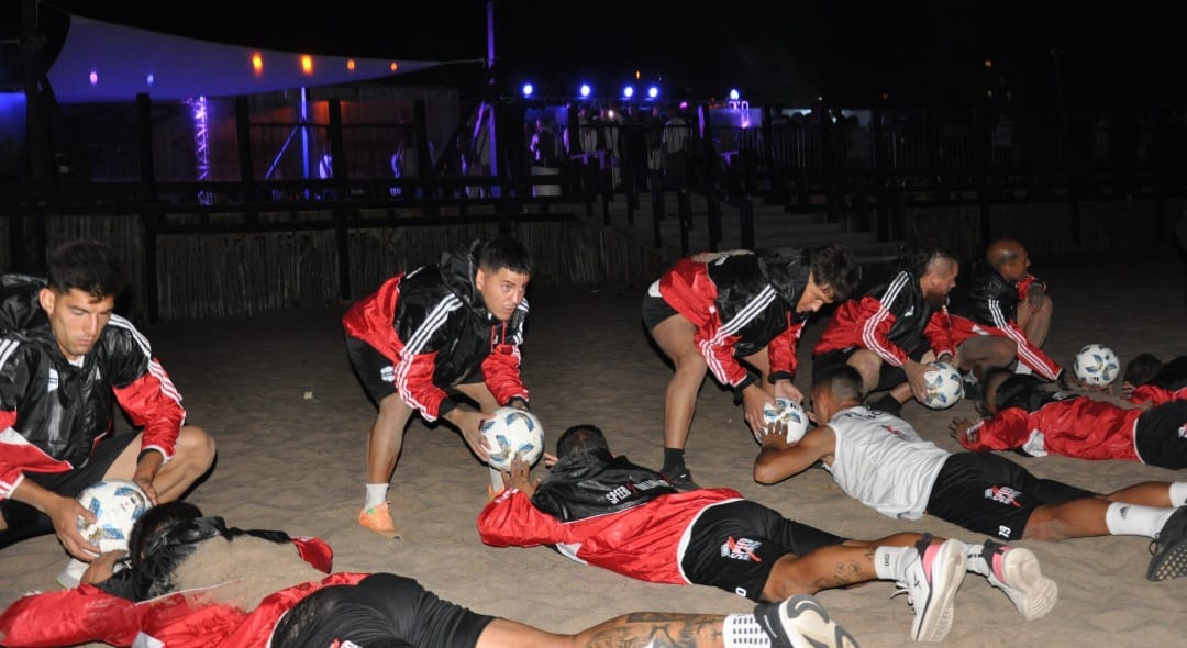 La exigente pretemporada de Deportivo Riestra a las 3 de la mañana a metros de un boliche de playa