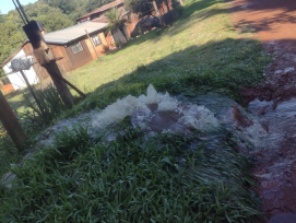 Vecinos del barrio Oberá 3 se percataron de una perdida de residuos cloacales en la vía publica