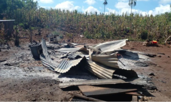Una joven madre y sus hijos quedaron con lo puesto, luego de que su ex pareja la golpeara e incendiara su vivienda