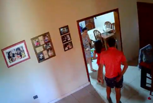 Una mujer sufrió un asalto por un delincuente cuando estaba sola en su casa con sus hijos