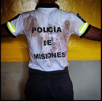 Un conductor agredió a un agente en un control y para escapar abandonó a su mujer