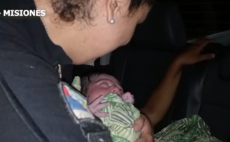 Tres policías ayudaron a dar a luz a una mujer en el móvil policial