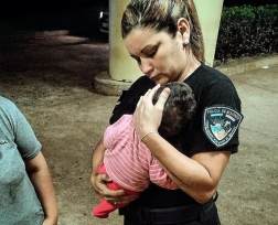 Padres desesperados acudieron a la comisaría porque su beba no podía respirar, fue reanimada con éxito