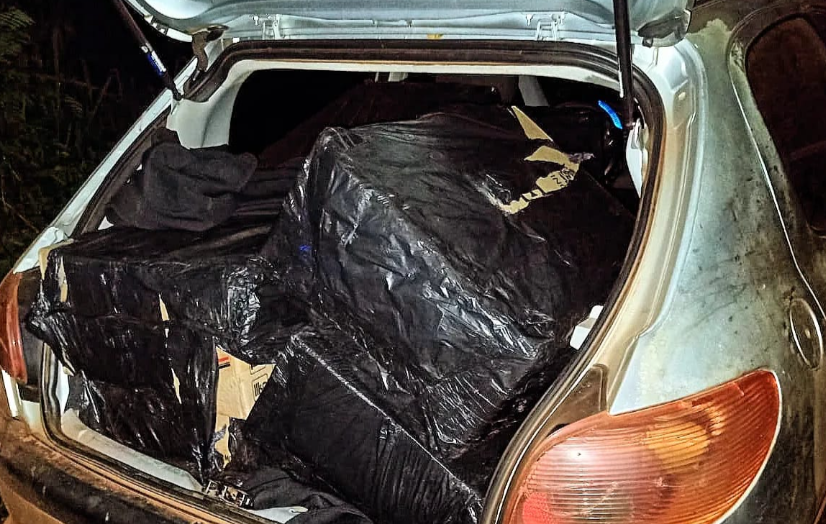 Abandonó a su pareja con un auto cargado con 5 mil atados de cigarrillos