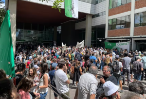 Científicos reclaman en el  Conicet por el recorte a becas