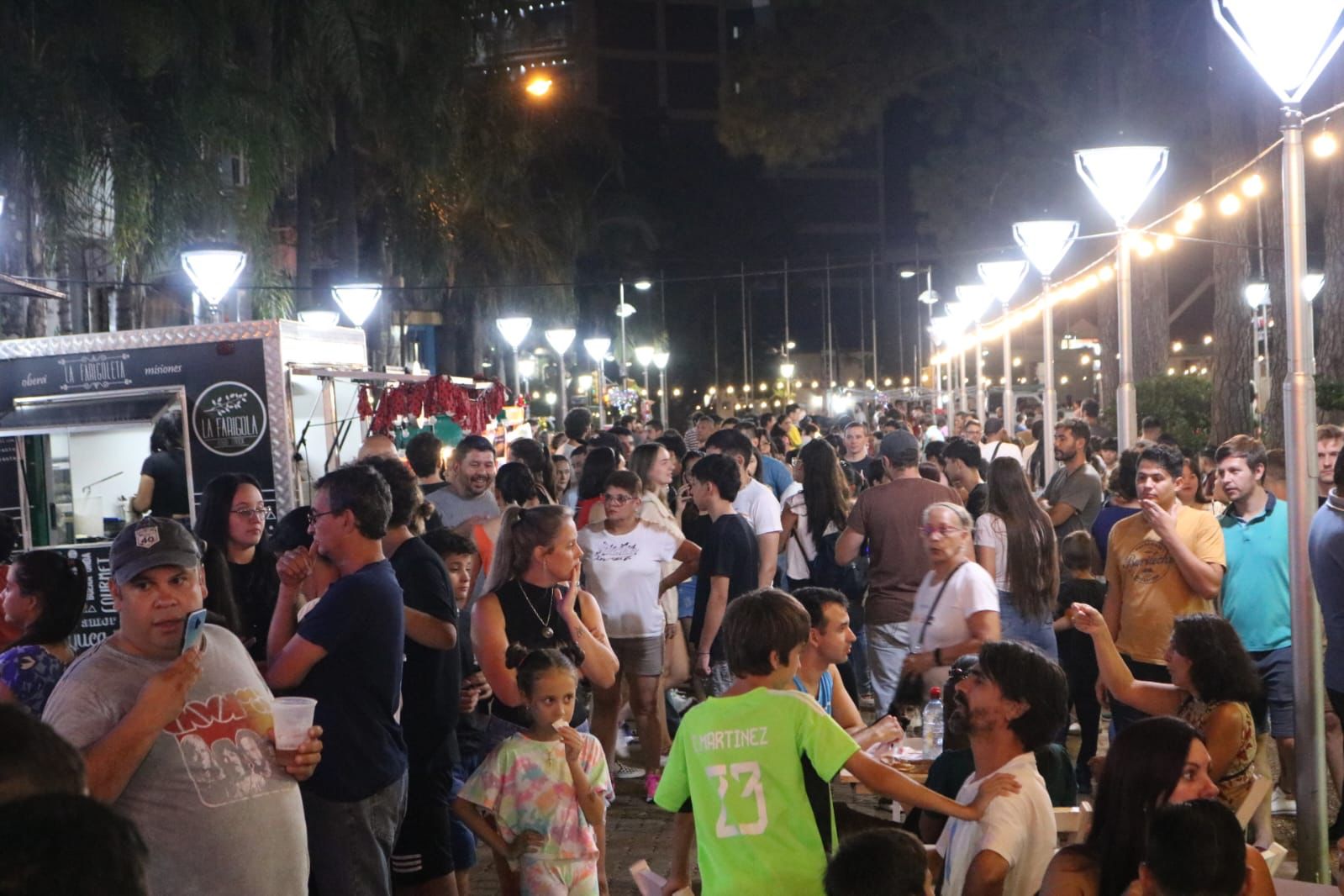 Multitudinaria Noche Peatonal en Oberá
