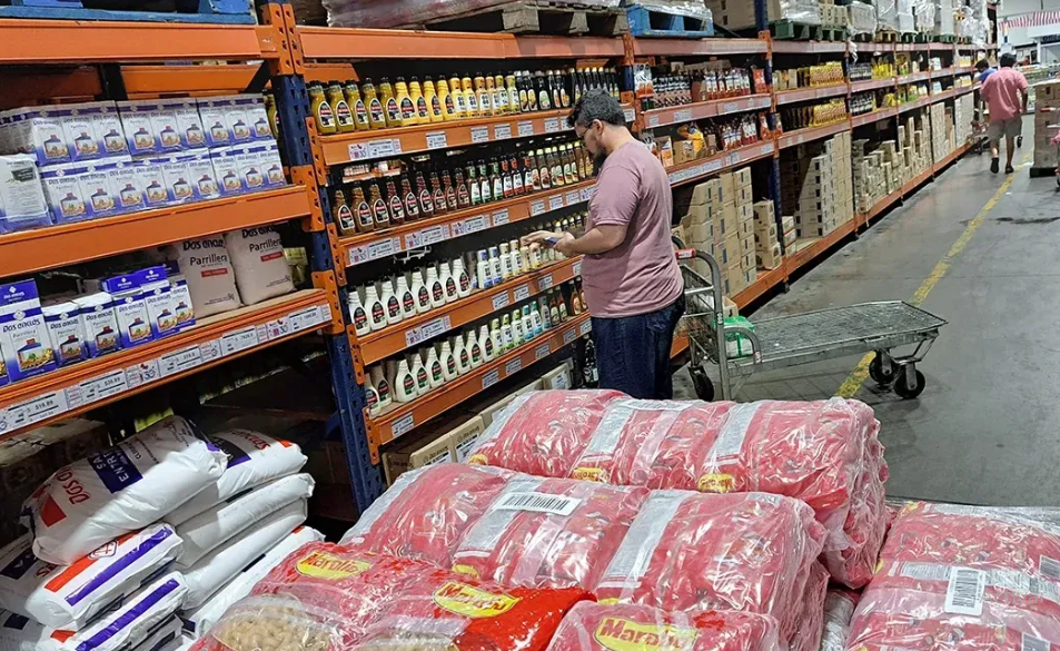 Vecinos únidos contra la inflación, grupos de WhatsApp para hacer compras mayoristas