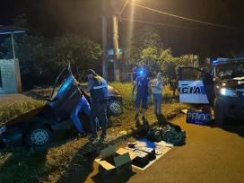 Un automóvil despisto y cayo en una zanja el conductor huyo abandonando 10 kilos de marihuana