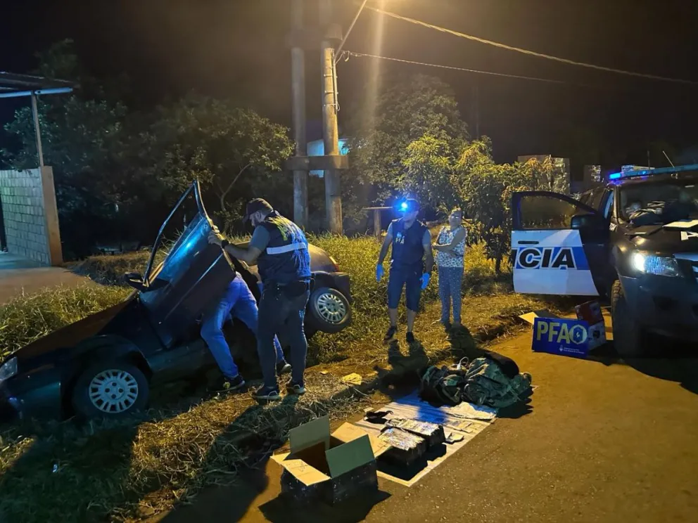 Un automóvil despisto y cayo en una zanja el conductor huyo abandonando 10 kilos de marihuana