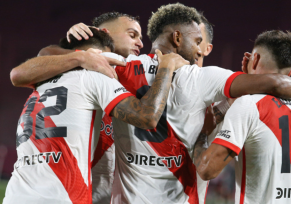 River logró su primer triunfo ante Barracas Central por 2 a 0