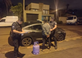 OBERÁ: Fue detenido cuando llevaba por la avenida una garrafa robada