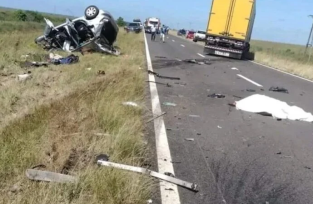 Una familia con tres niños perdieron la vida en un trágico accidente en la ruta 14