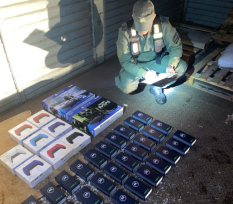 2 consolas de juegos y 8 joysticks inalámbricos y 30 teléfonos celulares fueron incautados como contrabando