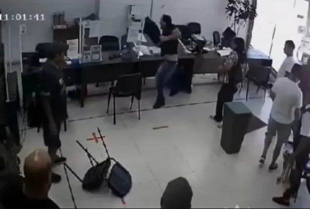 Hablo el hombre que hizo destrozos en las oficinas de energía porque no le instalaban el medidor de luz