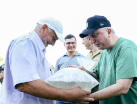 El Gobernador hizo entrega de 1500 crías de peces para apoyar a los productores