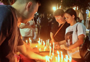OBERÁ: La noche de ayer se ilumino con velas en pedido de justicia por el crimen de Gladis Gomez
