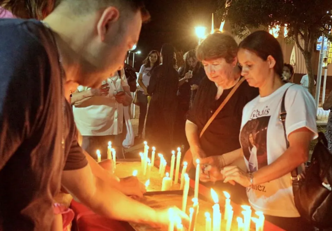 OBERÁ: La noche de ayer se ilumino con velas en pedido de justicia por el crimen de Gladis Gomez