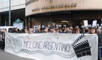 Trabajadores de las artes visuales se manifestaron frente al Cine Gaumont, tal fue reprimida por la policía y hay detenidos