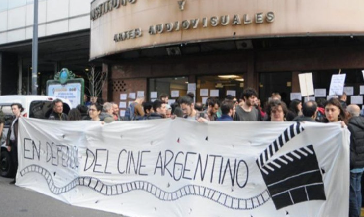 Trabajadores de las artes visuales se manifestaron frente al Cine Gaumont, tal fue reprimida por la policía y hay detenidos