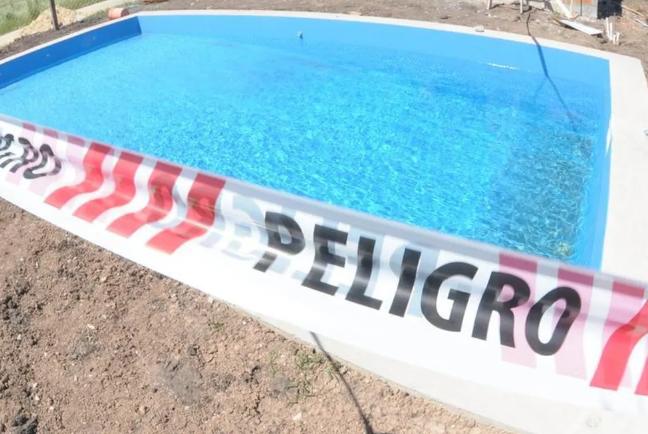 POSADAS: Una mujer fue hallada sin vida en la pileta de su casa en el Barrio Itaembé Guazú