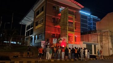 El edificio municipal se iluminó de rojo como conciencia sobre la prevención de enfermedades cardiovasculares en mujeres