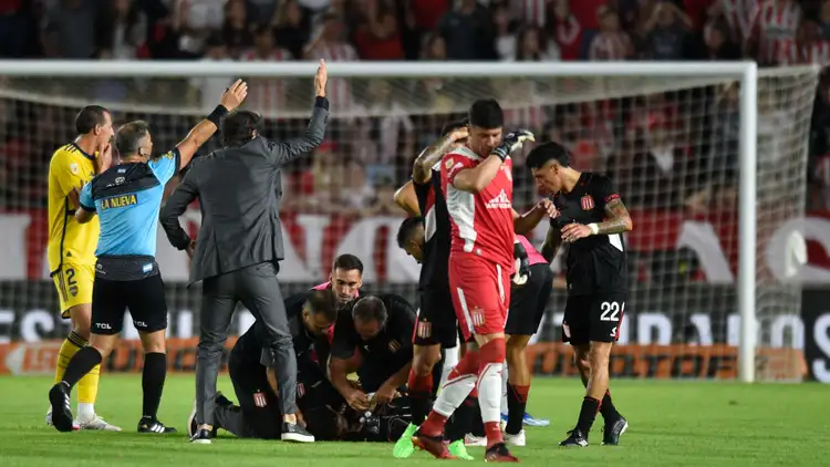 El juego entre Estudiantes y Boca Juniors se suspendió a los 27 minutos por la descompensación de Javier Altamirano