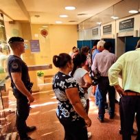 Policía evitó que un hombre siga siendo estafado por teléfono en un cajero automático